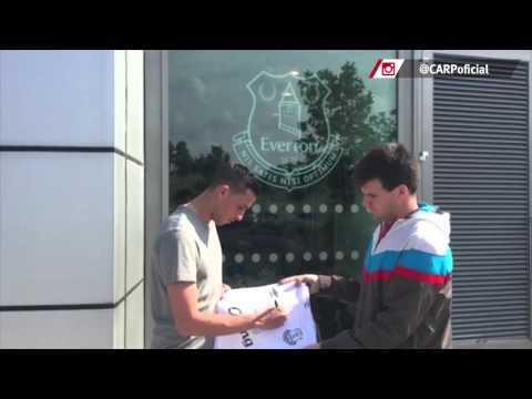 Funes Mori les regala su nueva camiseta a los hinchas