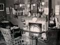 el estudio de holmes, en el 221b de baker street, ser�a el escenario de casi todas sus aventuras. holmes lo convertir�a en su biblioteca y museo personal, sus paredes son testigo secreto de los peores crimenes y horrores del londres victoriano...el n�221b no existia en �poca de doyle, con la ampliaci�n de baker street en los a�os 20 y 30..se renumer� la calle, d�ndole el merecido n�mero en honor al gran sherlock y su creador sir arthur c.doyle...su museo es una delicia para los seguidores y ...