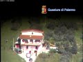 Le immagini dell'arresto il 5 novembre 2007 del nuovo capo di Cosa Nostra Salvatore Lo Piccolo, preso dalla Polizia di Stato mentre teneva una riunione con altri boss mafiosi. Insieme a lui sono stati arrestati infatti anche il figlio Sandro, Andrea Adamo e Gaspare Pulizzi, tutti latitanti, tre dei quali inseriti nell'elenco dei 30 maggiori ricercati d'Italia