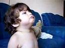 Maria Beatriz brinca vendo TV