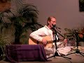 Vishwanath singt das Mantra Radhe Radhe Govinda zur Verehrung von Gott Krishna. Vishwanath is chanting the Mantra 