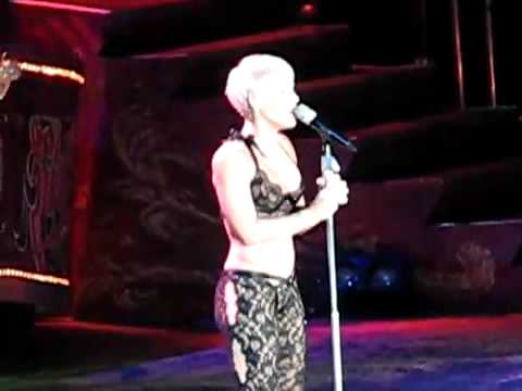P!nk "Please don't leave me" Live in Stuttgart Pink Funhouse Tour 2009 14 03 2009