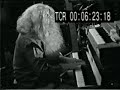 Hermeto tocando bacia e piano el�trico
