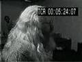 Hermeto tocando bacia e piano elétrico