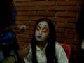 colombina maquillandose para retablo jovial