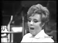 jula de palma e lelio luttazzi - mi piace. rai. jula canta magistralmente questo brano e lelio luttazzi lascia il piano per baciarla sulla guancia.