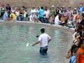 Ladri di monete alla fontana di Trevi
