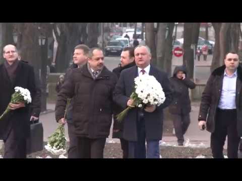 Игорь Додон возложил цветы к бюсту поэта Михая Эминеску