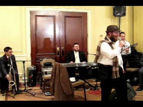 Lipa Singing With the pester rebbe at a sheva Brochos