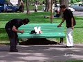 Un cesped cobra vida en el parque - Cámara Oculta