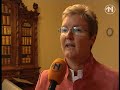LEEUWARDEN - David F., een van de veroordeelden voor de moord op het Duitse echtpaar Posanski, heeft voor het Gerechtshof in Leeuwarden in hoger beroep een celstraf horen eisen van 18 jaar.De 73-jarige Posankski en zijn 71-jarige echtgenote uit Lathen werden in juli 2006 met bermpalen doodgeslagen, toen ze zaten te vissen bij het A.G. Wildervanckkanaal. De drie daders hadden het voorzien op de auto van de slachtoffers die ze wilden verkopen. Met het geld wilden ze vervolgens naar de Love Parade in Berlijn.Justitie eiste vrijdag in hoger beroep 18 jaar cel, net zoals ze eerder voor de rechtbank in Groningen had geëist. Ze blijft bij haar standpunt dat F. het brein achter de dubbele moord was. Daarom moet hij, ondanks het feit dat hij ten tijde van de moord minderjarig was, een straf conform het volwassenenrecht krijgen, zo is het oordeel. De eis ligt dus drie jaar hoger dan wat de rechtbank hem in Groningen oplegde; 15 jaar cel.De advocaat van David F. heeft er altijd voor gepleit dat zijn cliënt berecht moet worden op basis van het jeugdstrafrecht en dus een flink lagere straf moet krijgen.Tegen Sebastian O., de inmiddels 25-jarige medeverdachte, werd 20 jaar cel geëist. Die eis is hetzelfde als de eerdere uitspraak van de rechtbank in Groningen. Tegen de 16-jarige Patricia G. uit Musselkanaal, die destijds op de uitkijk stond, is in hoger beroep 11 maanden cel en twee jaar jeugd-tbs geëist.Het hof doet 12 oktober 2007 uitspraak.