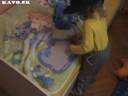 Rebecca si sklada puzzle