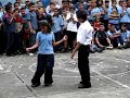 ni�os representan a su sal�n en un acto cultural