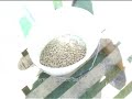 Das Material wird über die Eingabe zugeführt und fällt dann auf diePresswalzen, von denen es in die Matrize gedrückt wird. Durch Druck- undTemperaturerhöhung wird das Material zu Pellets gepresst.Das zugeführte Material wirkt sich stark auf die letztendliche Qualität der Pellets aus.Es werden dabei Materialien wie Säge- und Hobelspäne von Kiefern und Fichtenmit einem Feuchtigkeitsanteil von max 15% verwendet.