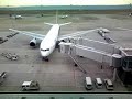羽田空港に到着したANA機。マーシャラー、かっこいいです。 ただ、ケータイなのでズーム出来ず・・・