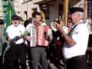 jaragua do sul 131 anos - etnias

a cultura � um elemento signficativo para compreender-se a evolu��o de uma sociedade. em 30 de junho de 2007, as avenidas get�lio vargas (bahn strasse)e marechal deodoro da fonseca (antiga estrada rio da luz/blumenau), a popula��o assistiu o desfile associado �s tradi��es culturais de nossa cidade, revelando portanto, a diversidade �tnica de origem da nossa gente.
as cores da bandeiras ou fl�mulas revelavam qual cultura era representa naquele momento da caminha nas duas avenidas.
o desfile seguiu a rota do mercado p�blico em dire��o � pra�a �ngelo piazera/museu hist�rico 
