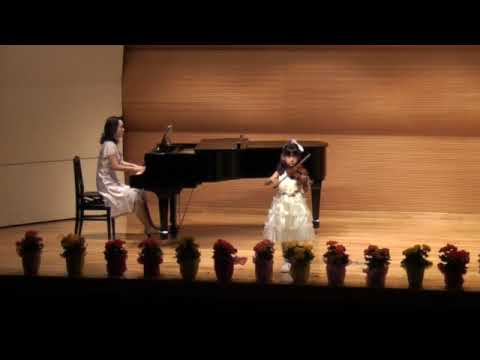 ベートーベント長調のメヌエット - 6 yrs old girl is playing violin, and looking around on the stage.....