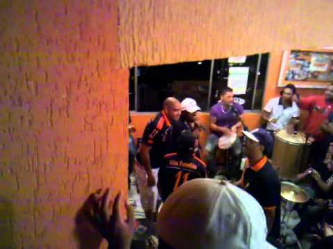 Adriano canta música com os amigos. Imprensa coloca ele como bêbado mau caráter Adriano canta música com os amigos. Imprensa coloca ele como bêbado mau caráter