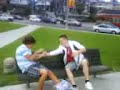 Hvit Pakis mot homsa spraya brun i brutal street fight!