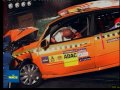 El Real Automóvil Club de España RACE ha presentado un estudio sobre la influencia de la distancia de seguridad en la gravedad del accidente de tráfico. La prueba de choque realizada demuestra que circulando a 100 Km./h, en caso de retención brusca, al no respetar la distancia de seguridad y reducirla en 20 metros terminaríamos impactando contra el vehículo que nos precede a 64 Km./h, y los ocupantes sufrirían daños de diversa consideración. Si recortamos la distancia 20 metros más, la velocidad de impacto alcanzaría los 80 Km./hy tendría resultado de muerte para dos de los cuatro ocupantes, el conductor y un bebe de año y medio de edad. Para más información sobre Estudios e Informes de la Seguridad Vial visita www.race.es