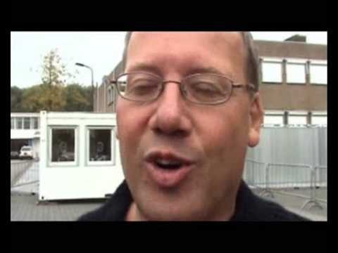 gangstermeisjes - Een raketaanslag, falende hartkleppen, dode getuigen, medeverdachten die de benen nemen en mooie gangstermeisjes: Holleeders proces wordt steeds meer een gez...