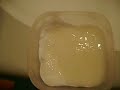 Un mélange de bicarbonate et d'apres shampooing pour se laver les cheveux quand on est au No Poo