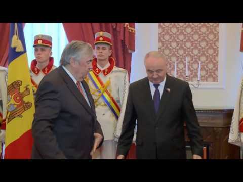 Ceremonie inedită la Reședința de  Stat: Nicolae Timofti  a înmânat copia Stindardului Președintelui Republicii Moldova
