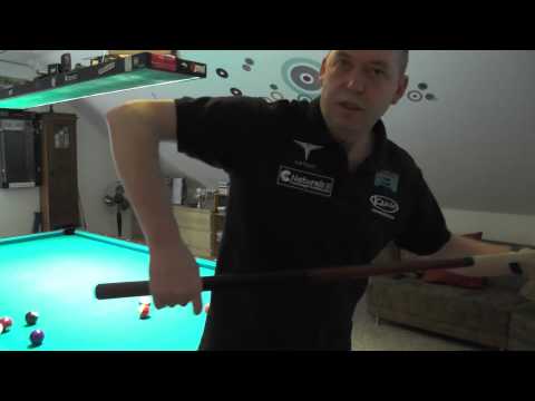 Billardtraining - Tom Damm, B-Lizenz-Trainer, erklärt den Griff beim Poolbillard
