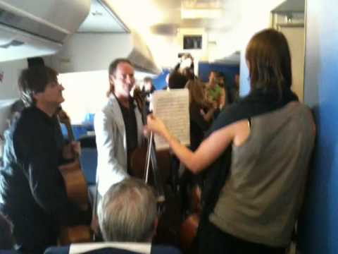 Una orquesta armó un concierto dentro de un avión