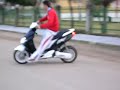 EN LA CALLE DE LAS ESCUELAS CON LAS MOTOS EN LA CALLE DE LAS ESCUELAS CON LAS MOTOS