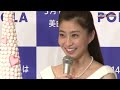 ■アサヒ・コム動画 www.asahi.com タレントとしても活躍中のキャスター、小林麻央さんが2010年3月11日、都内で開かれたポーラのスキンケア製品「ホワイティシモ」シリーズのprイベントに登場。美白や結婚について語った。 小林さんは同社のcmで共演中の6人のキャスターと共に、白い衣装で登場した。3月3日に歌舞伎俳優の市川海老蔵さんとの婚姻届を提出したばかり。名字が変わり「堀越麻央」になった心境について、「まだ一緒に生活していないので、大きな実感や変化はありませんが、周りの方からたくさんお祝いの言葉を頂いて、とても幸せな気持ちです」と話した。海老蔵さんに「堀越麻央です、よろしくお願いしますって言ったら、（海老蔵さんから）『よろしく』ってえへへ」と、幸せいっぱいの笑顔を見せた。 ホワイティシモの美白効果については「ポーラで定期的にスキンチェックをしているけれど、その結果が良かった」。普段から日焼け止めと日傘は欠かさず、日差しが強いときにはなるべく長袖を着るようにしてuv対策をしているという。 ホワイティシモシリーズはクレンジングやクリームなど8品目14商品で構成され、3月1日に発売。あわせて小林さんらが出演するcmシリーズの放映が始まった。（アサヒ・コム編集部） ※「Channel ASAHI」にアップロードされている動画の改ざんや、朝日新聞社の許可なく商用・営 利目的で利用することを禁じます。
