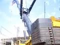 Liebherr LTM 1500-8.1 hebt Betonbinder 1/5