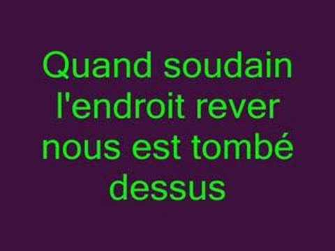 fou damour a la plage sur un rond point