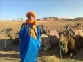 Visitar el Sahara es un viaje único, diferente, que merece la pena hacer una vez en la vida y que te hará experimentar sensaciones dignas de ser recordadas. Imagínate montado sobre un camello, caminando por el desierto del Sahara sin nada a tu alrededor. Lo único que rompe el silencio son las tranquilas pisadas del animal sobre la suave arena, sobre ti, un cielo inmensamente azul y claro durante el día y cubierto de brillantes estrellas en la noche...una experiencia relajante y llena de paz, las grandes desconocidas del mundo occidental. En el desierto de arena de Erg Chebbi, a muy poca distancia del aldea de Merzouga ya unos 50 kilómetros al Sudeste de la cuidad de Erfoud, se encuentran las dunas más grandes y espectaculares de todo Marruecos. Estas dunas de arena dorada, que pueden alcanzar los 50 metros de altura, forman una línea recta casi perfecta que recorre de norte a sur la aldea de Merzouga, marcando ímite oeste del desierto del Sahara y actuando de frontera entre Marruecos y Argelia. Las dunas de Erg Chigaga (o Erg Chegaga) están situadas cerca de la localidad de M'hamid, al sur del país, superadas las montañas de Atlas y pasada la ciudad de Zagora. Aunque esta zona también forma parte del desierto del Sahara, es más difícil llegar a sus dunas que a las de Erg Chebbi. Este mar de arena proporciona un increíble telón de fondo para experimentar una auténtica aventura arábiga con excursiones a camello por las dunas hasta llegar a un oasis recóndito. Allí, podrás <b>...</b>