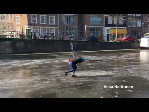 Winter in Amsterdam: Auf Schlittschuhen zur Arbeit