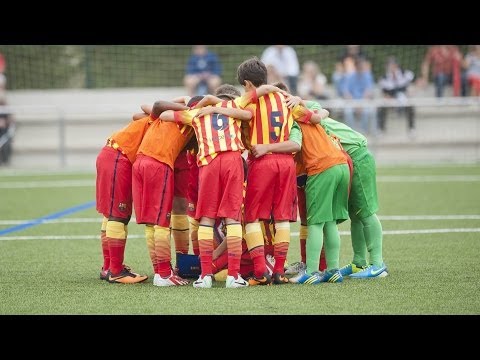 UN - Pau Servat, un jove jugador de l'Aleví D del Barça plora desconsolat després de fallar un penal però gràcies al suport del seu equip la història té un final ...