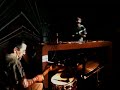 jam session - tapas club - certamente vc j� conhece o jo�o parahyba, por isso vou ser breve: bateirista/percussionista do trio mocot�, o cara ganhou o apelido (e a m�sica) comanche pelo jorge ben quando tocavam juntos. a desenvoltura do trio o distanciou de shows no brasil e seu experimentalismo/vanguardismo (pouco compreendido na d�cada de 80) gerou parceria com o produtor iugoslavo suba em trabalhos como sp confessions (suba), tanto tempo (bebel gilberto), entre outros.

dj soulslinger - brasileiro, atuante no circuito internacional como dj e como selo musical desde os anos 80 (liquid sky). slinger � um cara que vai do breake beat ao jazz funky mthrfckr mixando por atalhos que justificam seu apelido de turn-table terrorrist. de estilo totalmente livre, conhecedor das vertentes negras elet�nicas, el�tricas e ac�sticas, slinger tamb�m � a da fam�lia do jo�o parahyba, do djtudo (alfredo bello), simone sou e muitos outros da raiz brasileira com antenas mundiais.
curadoria: demetrio portugal