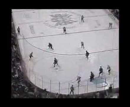 Kyle Calder scores a power play goal against the Capitals