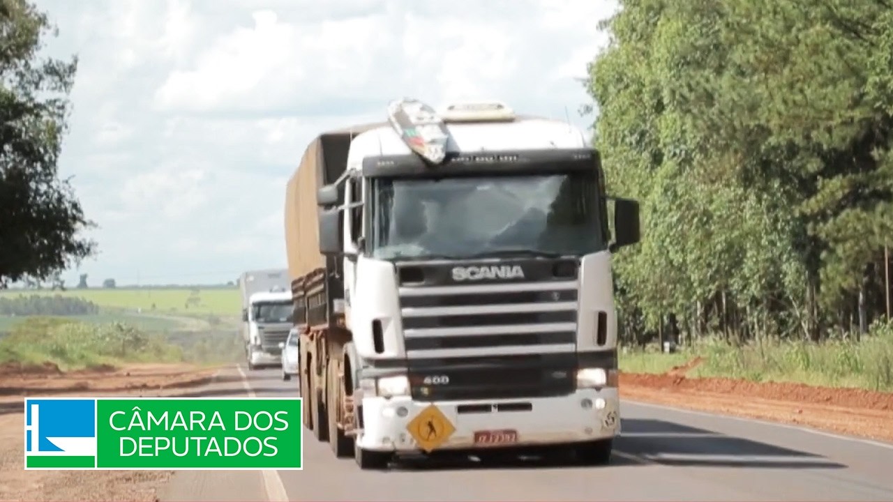 Proposta autoriza luz auxiliar para caminhões em área rural - 22/06/26