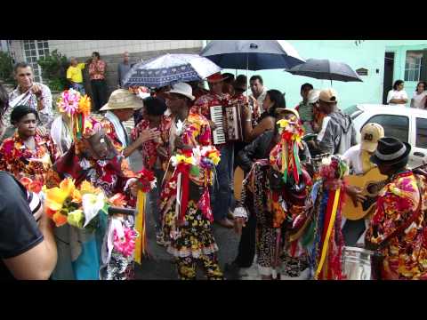 Folia de reis em Minas Gerais - Esta embaixada tem uma tradiçao de 35 anos, seu fundador foi Airton Dialucci, e sua filha Cristina continua mantendo a história. A embaixada agora tem o nom...