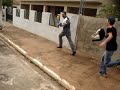 Tautau correndo do gato