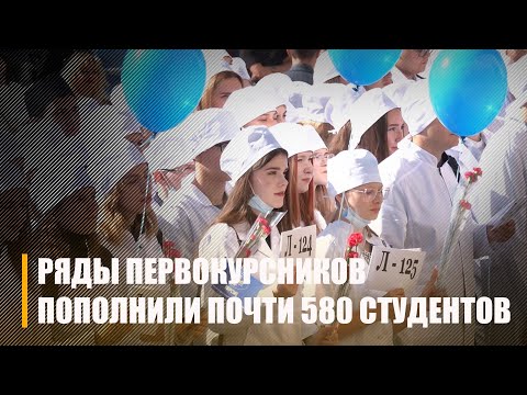 На линейке в Гомельском медуниверситете помощник Президента Рогащук наградил премией специального фонда Беларуси одаренных студентов видео