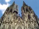 LA HERMOSISIMA Y GOTIQUISIMA CATEDRAL DE COLONIA EN ALEMANIA, DONDE ESTAN LOS RESTOS DE LOS REYES MAGOS SE SUPONE, Y AL LADO, EL FAN FEST EL DIA QUE PERDIO ALEMANIA ANTE ITALIA