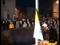 Przy obelisku w Kamiennej Górze na ulicy Papieża J. P.II