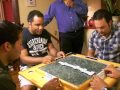 Los gallos jugando domino 2