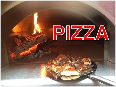 Pizza aus dem Pizzaofen mit Schinken und Ruccola --- Klaus grillt
