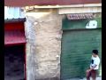 Ragazzo Pazzo Canta a squarciagola per la strada