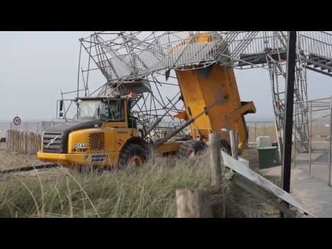 Loopbrug Katwijk ingestort na aanrijding kiepwagen