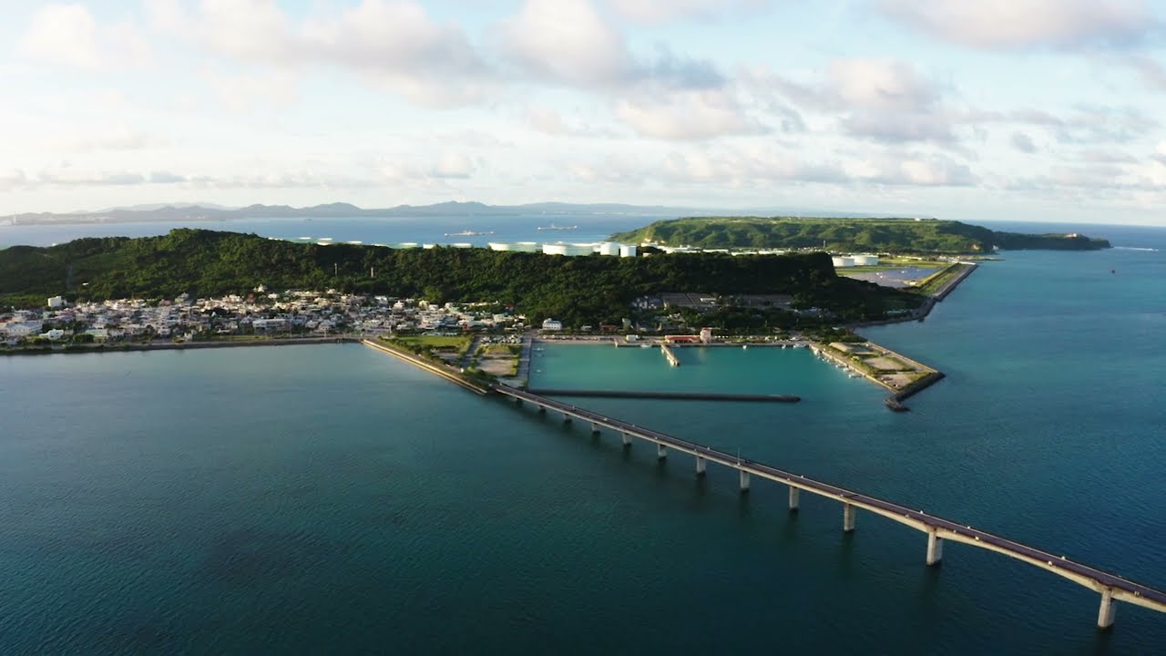 うるま市ガイドマップ「うるまいろ」 浜比嘉大橋（9）平安座島と宮城島を望むの画像