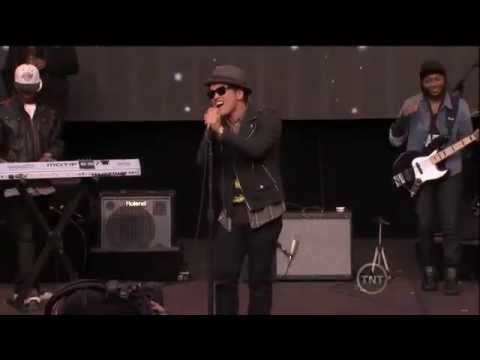 All the Way to Mars - Bruno Mars performing Just The Way You Are at the 2011 NBA All-Star game. This performance is amazing. I DO NOT OWN THIS. THIS IS JUST FOR ENTERTAINMENT.